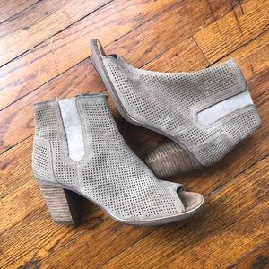 TOMS open toe taupe heel size 8M